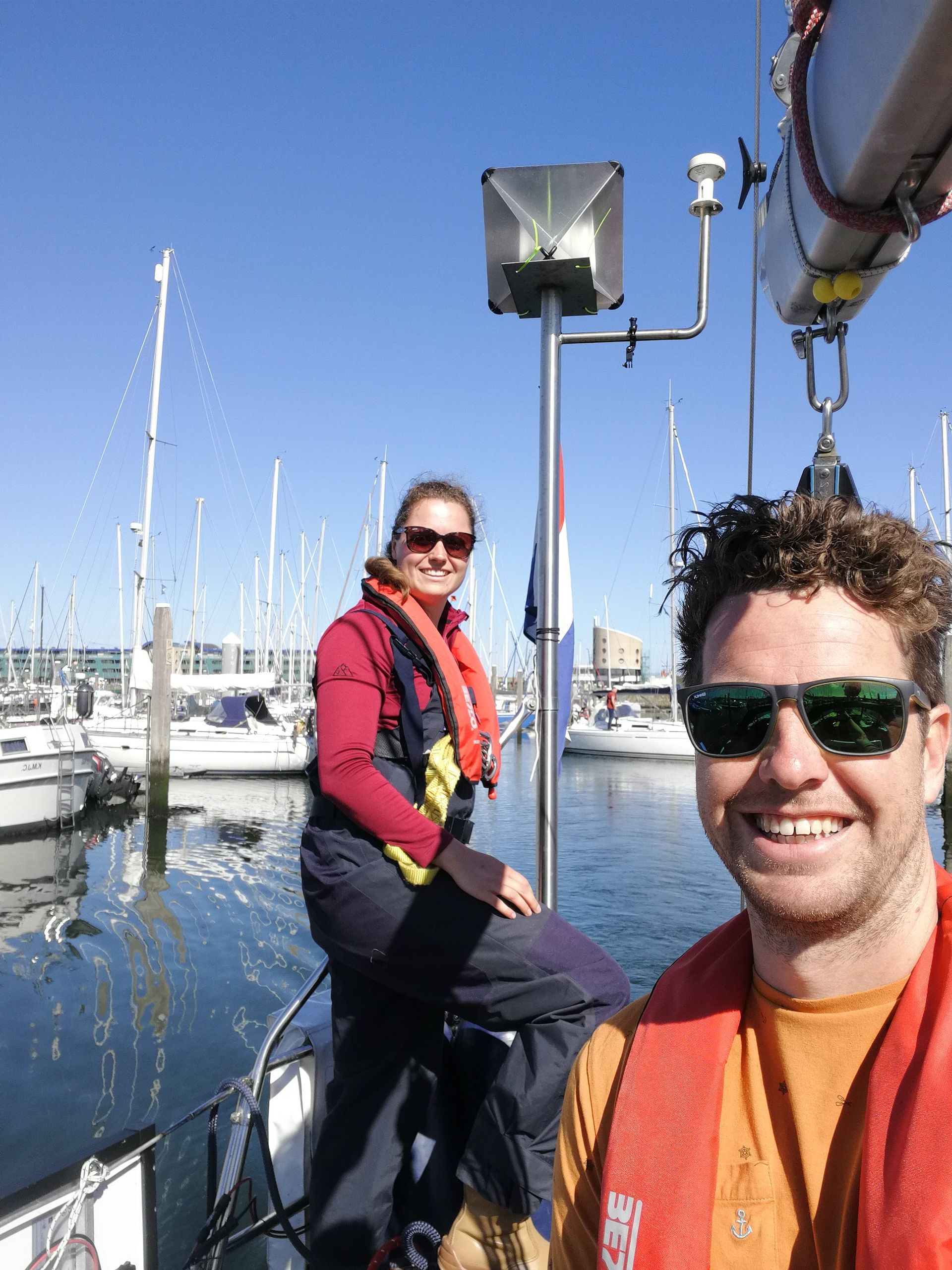 Op een zeilboot in de haven van Ijmuiden, klaar voor de oversteek naar Lowestoft UK