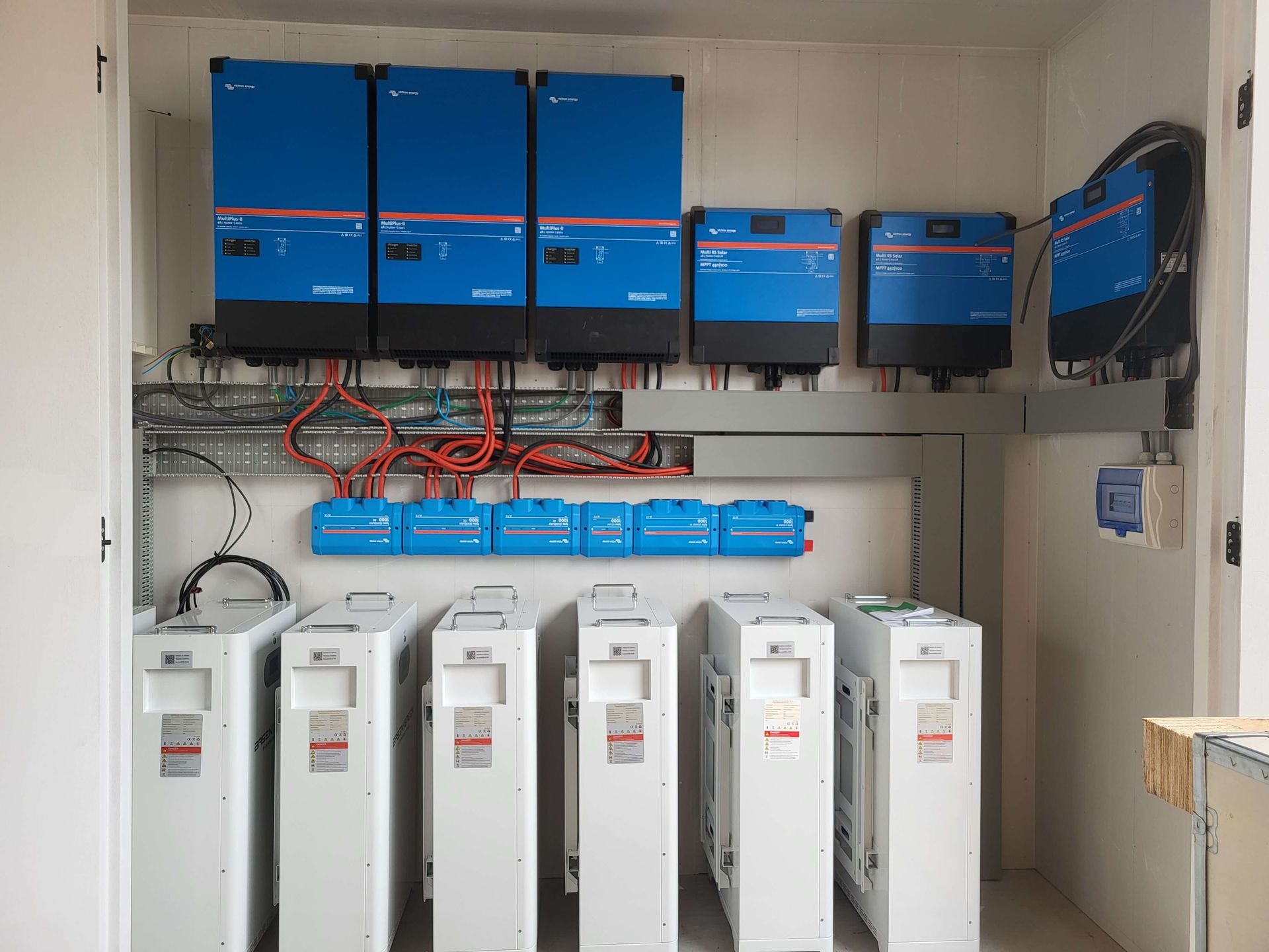 Zwembad Victron omvormers en accu opslag 105 KW