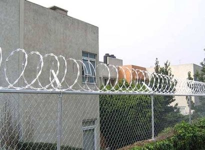 Una valla de alambre de púas delante de un edificio.