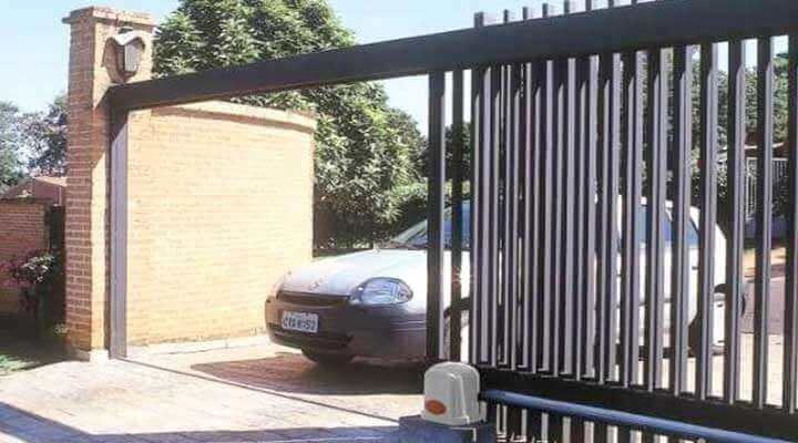 Un coche está aparcado delante de una puerta corredera.