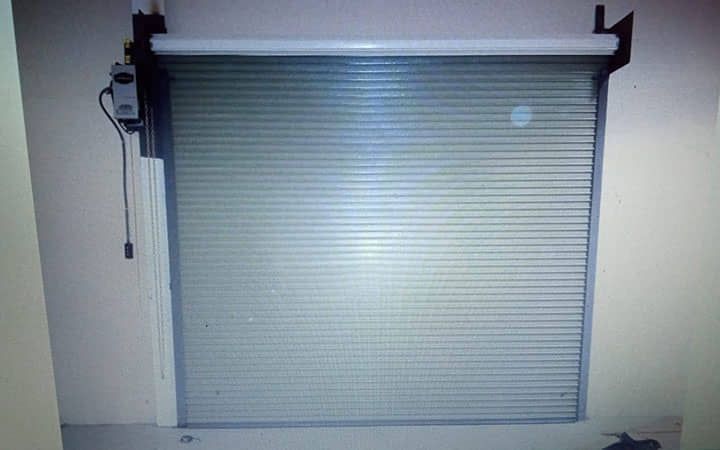 Una imagen de una puerta de garaje con un motor conectado a ella.