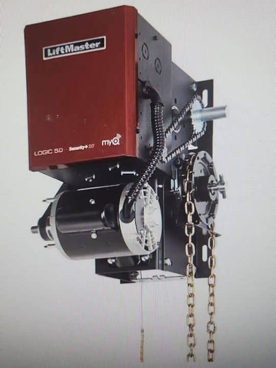 Un abridor de puerta de garaje Liftmaster rojo con cadenas unidas a él.