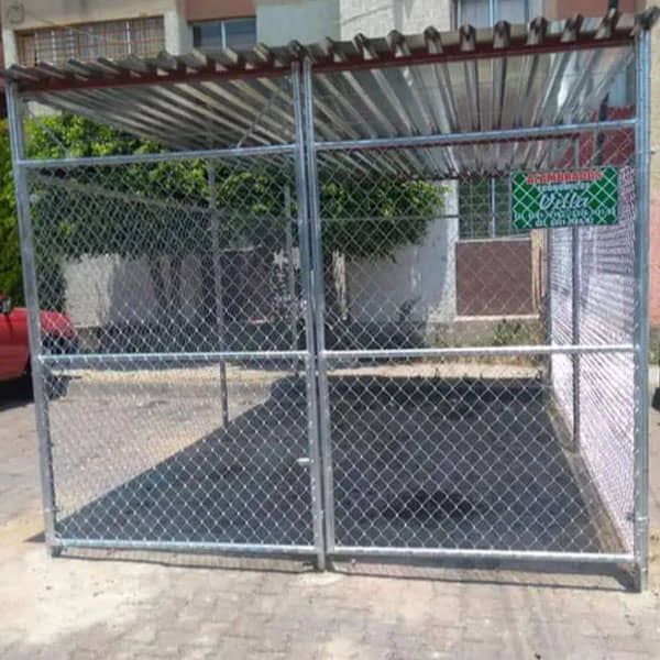 Una valla de alambre con un dosel encima