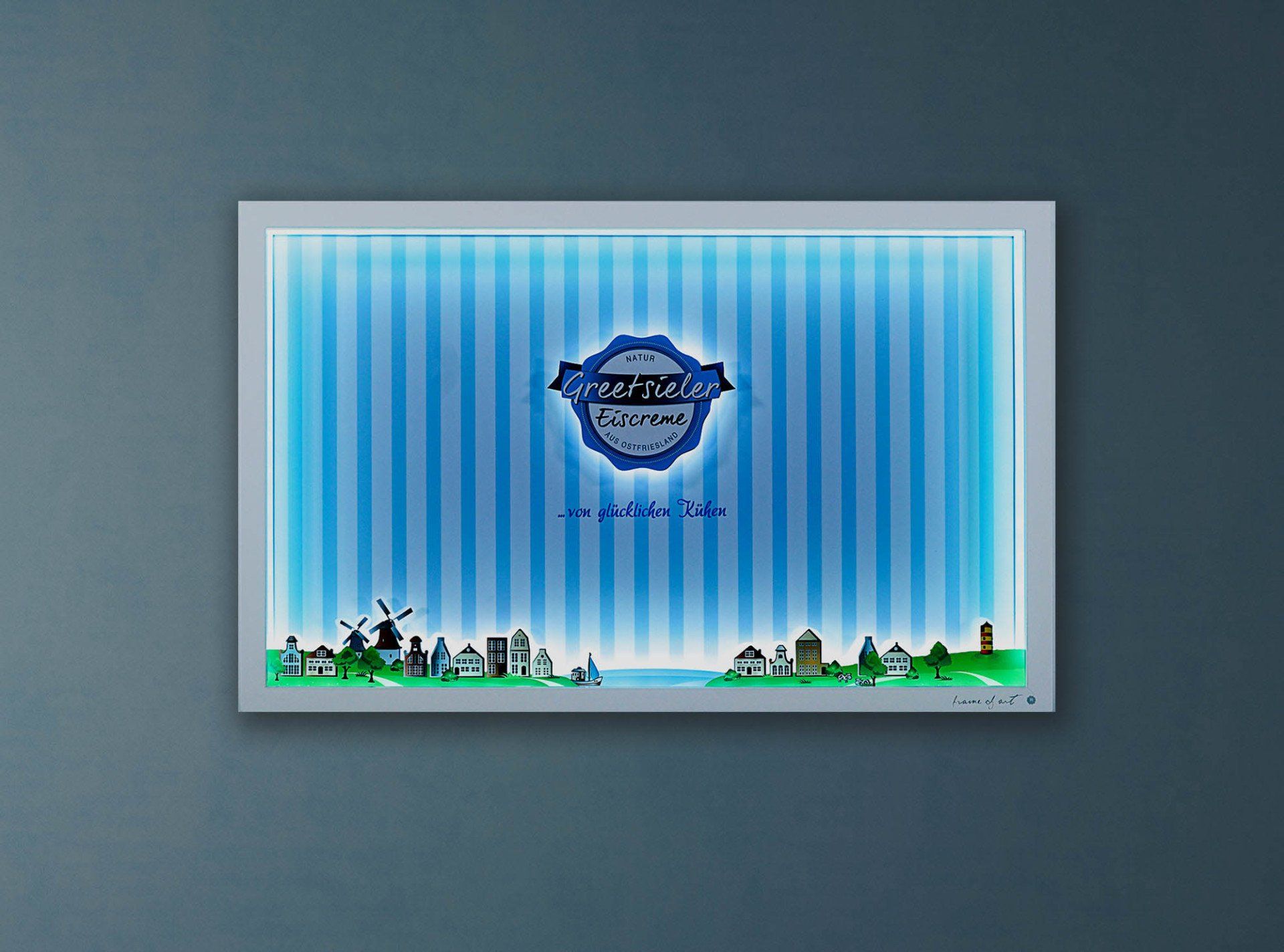 Bilderrahmen mit gedrucktem Hintergrund und ausgefrästem Logo