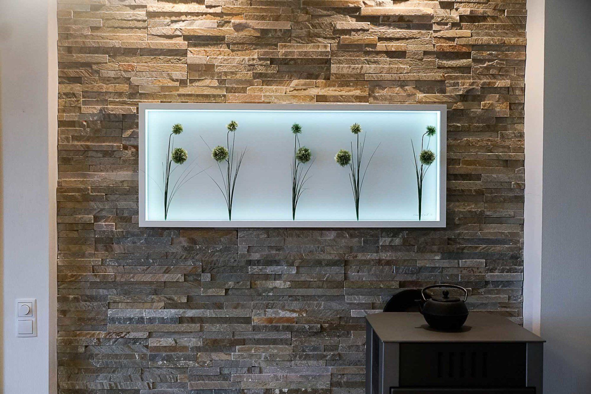 Bilderrahmen mit eingesteckten Pflanzen und LED Rahmenbeleuchtung