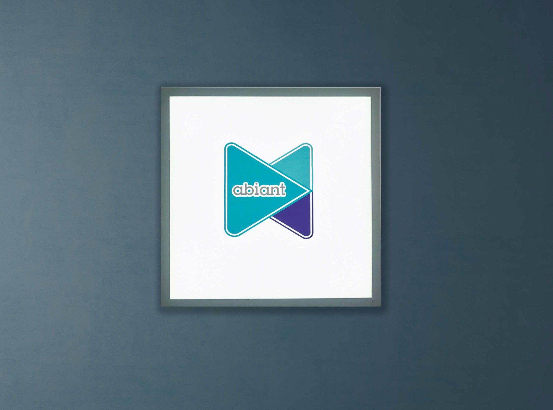 Rahmen mit ausgefrästem Logo und LED-Beleuchtung