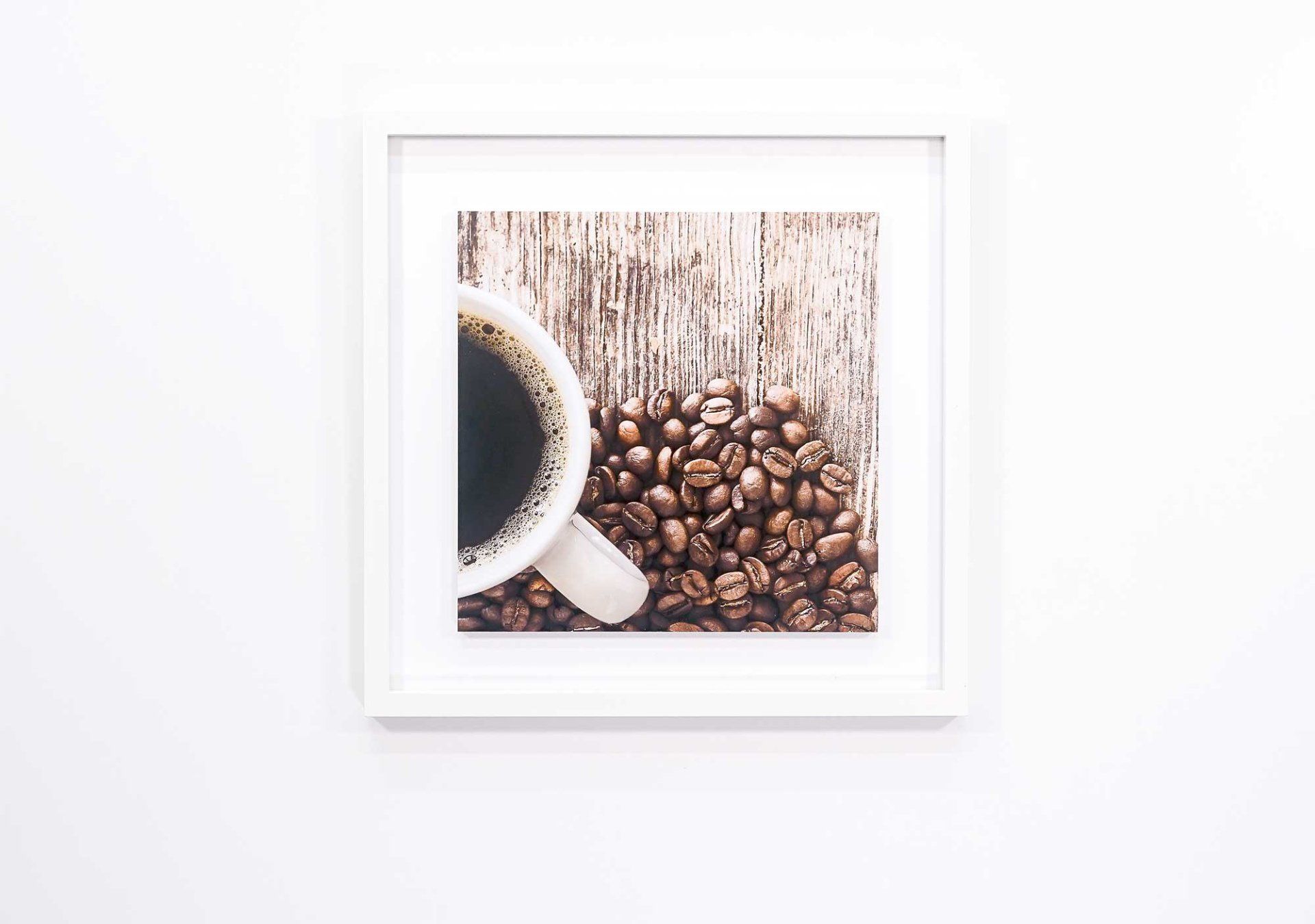 Quadratischer Bilderrahmen mit Passepartout in Weiß