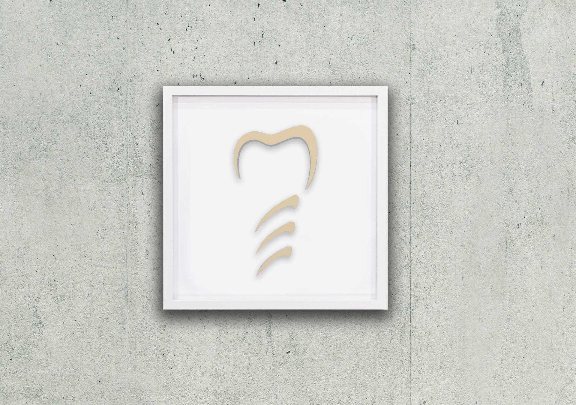 Quadratischer Rahmen mit Logo in Metallik-Optik