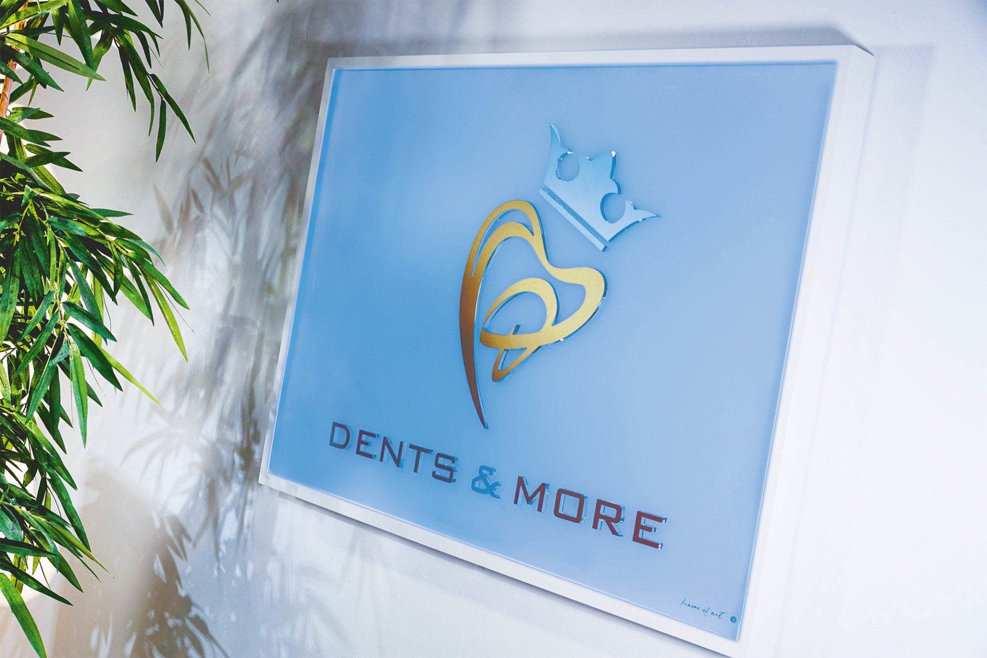 Bilderrahmen mit ausgefrästem Logo in Metallic-Optik