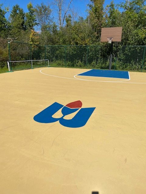 A basketball court with the letter b painted on it