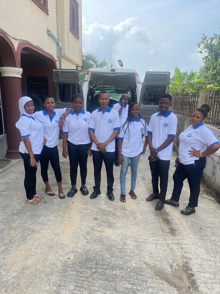 A group of people are posing for a picture in front of a building.
