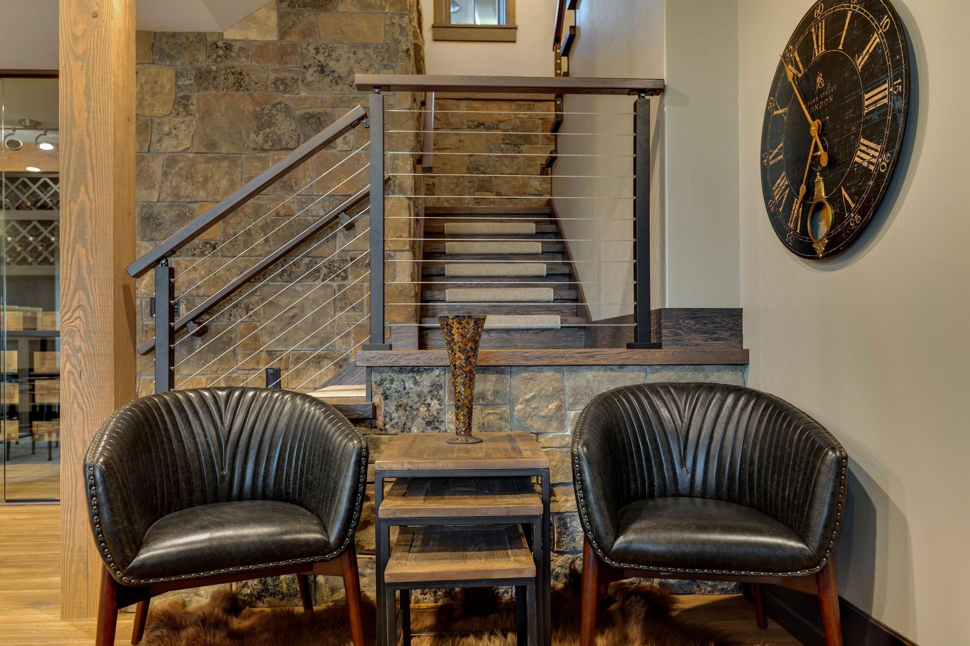 A room with two chairs and a clock on the wall.