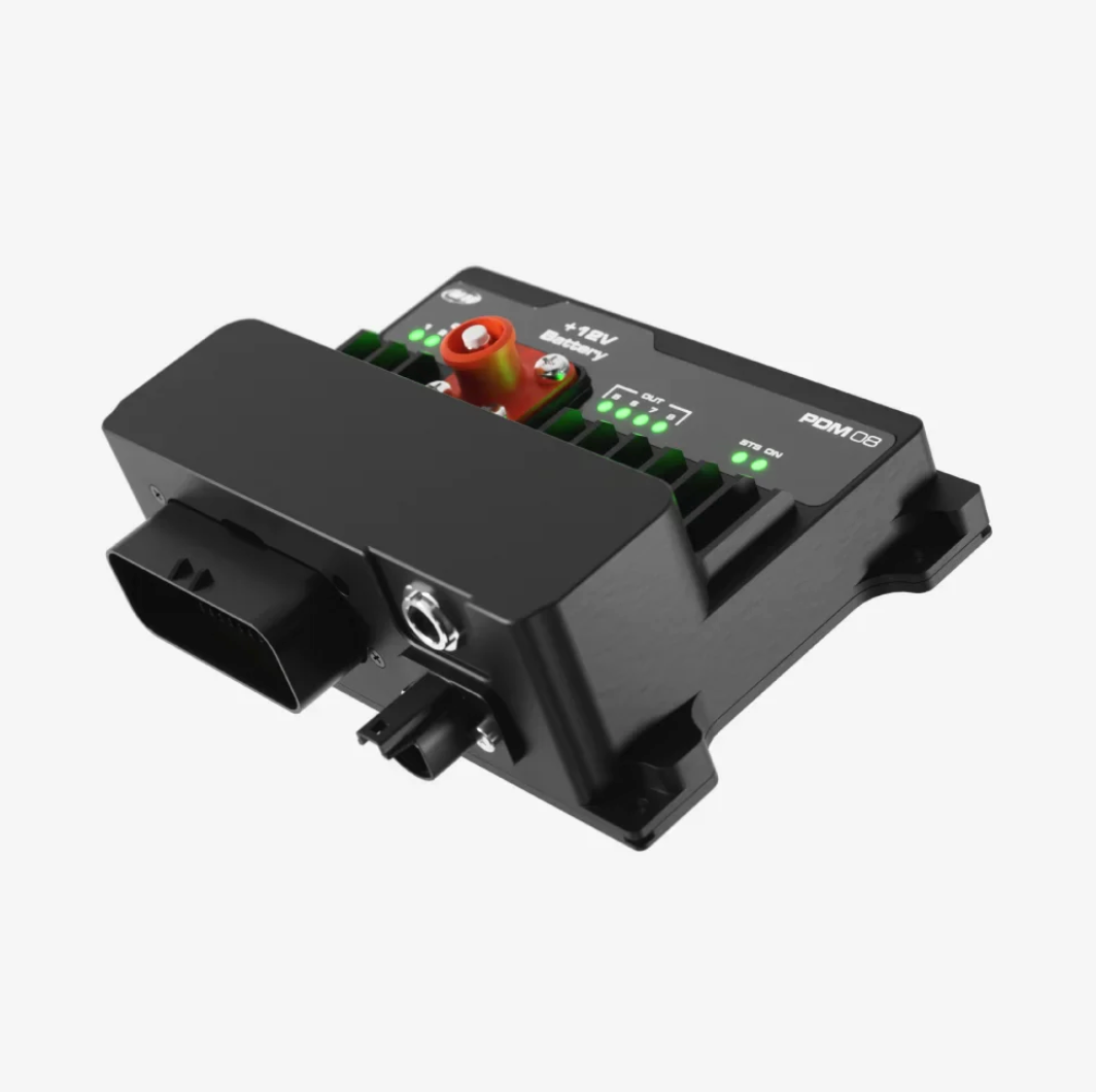 AiM PDM08 電源分配模組正面，8 通道高邊輸出與 +12V 電池端子