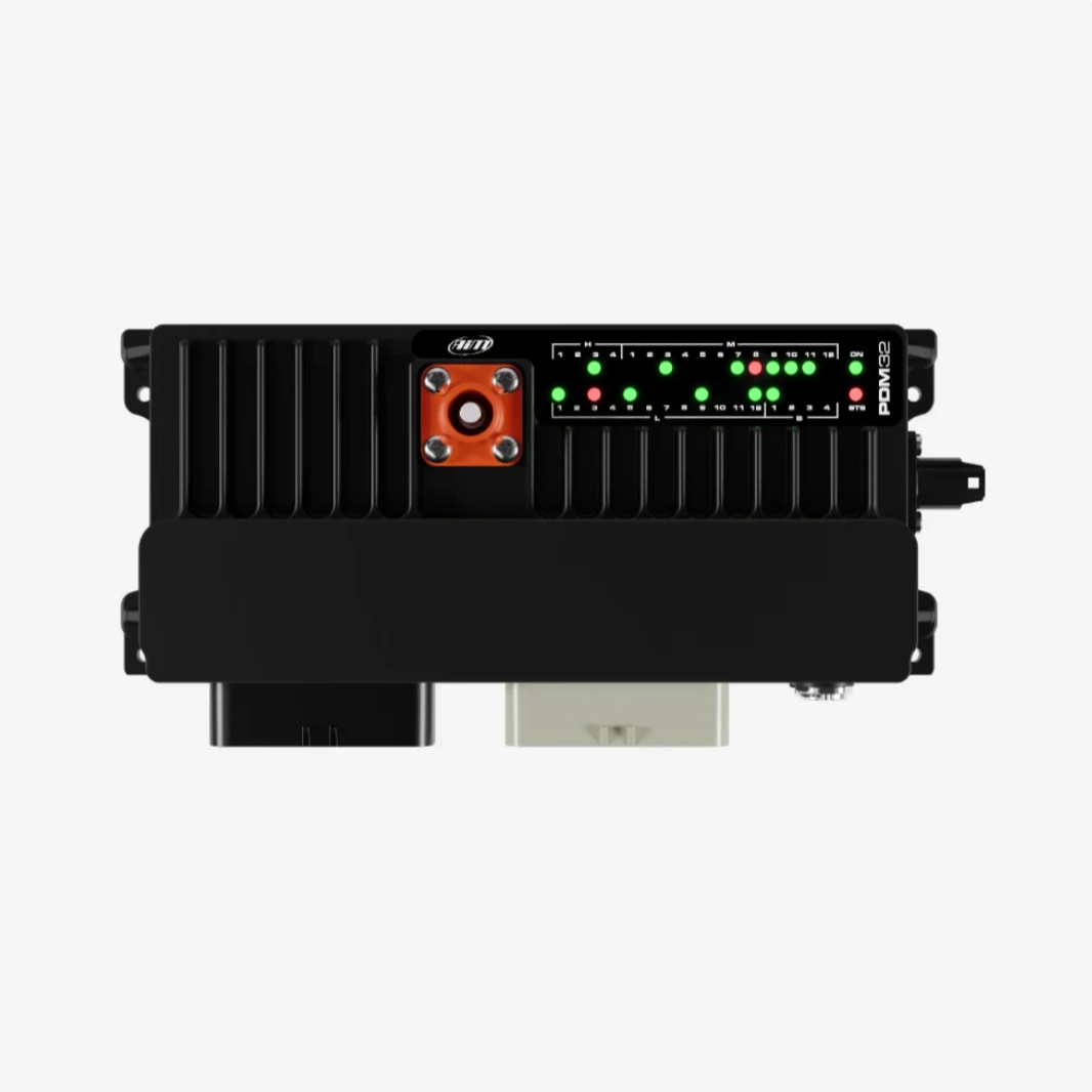AiM PDM32 電源分配模組立體視角，28 路高邊輸出與 4 路半橋輸出