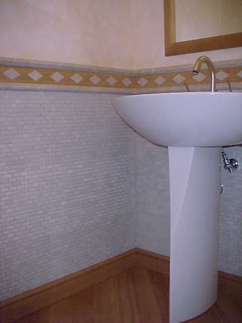 bagno con rivestimento in marmo e pietra