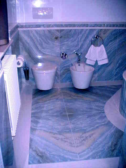 bagno con rivestimenti in marmo