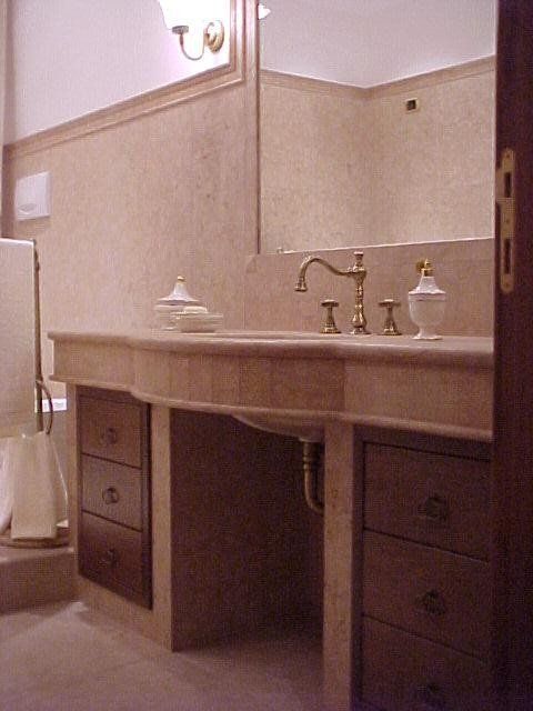 bagno con rivestimento in marmo