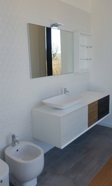 bagno con lavabo e sanitari di design