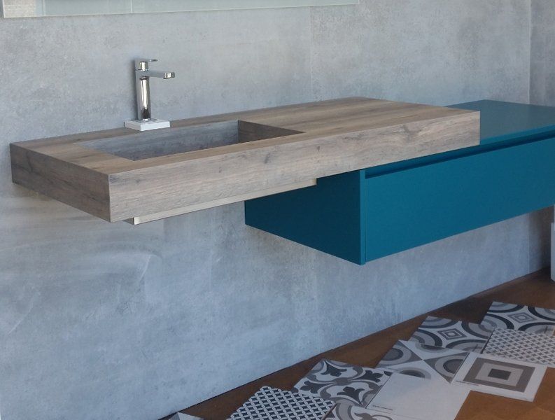 bagno con lavabo e mobile di design