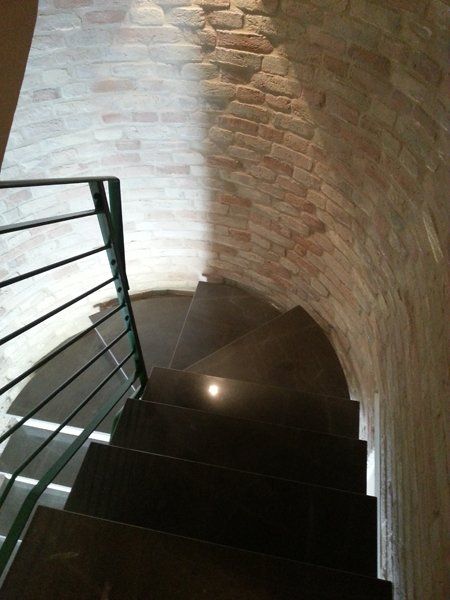 scala interna con rivestimento in marmo