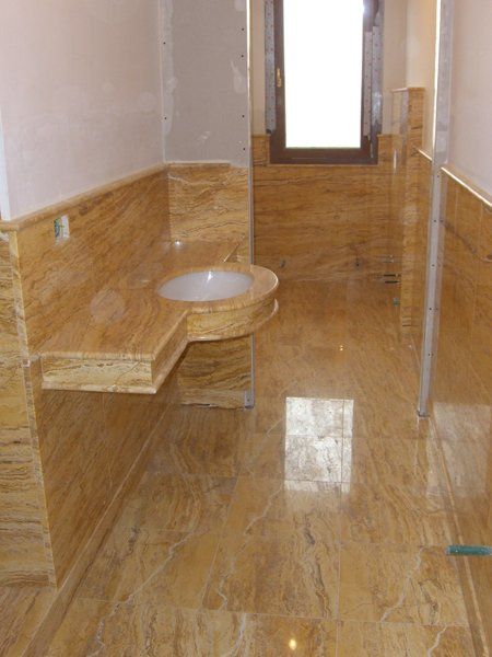 bagno con rivestimento in marmo