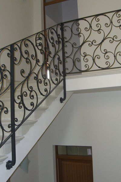 scala con balaustra in ferro battuto