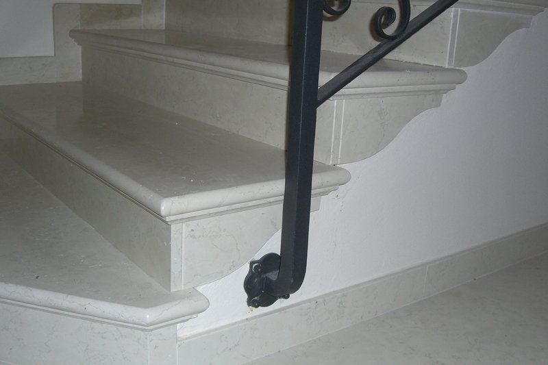 scale con rivestimento in marmo