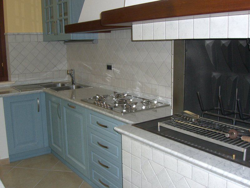 cucina in legno con top in marmo