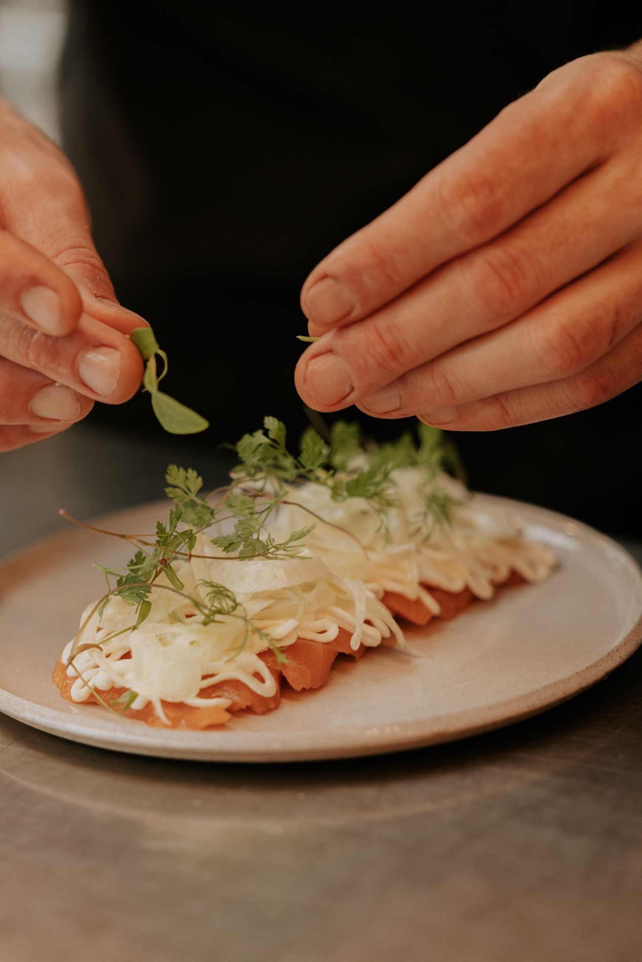 Uitgieten van een cocktail.