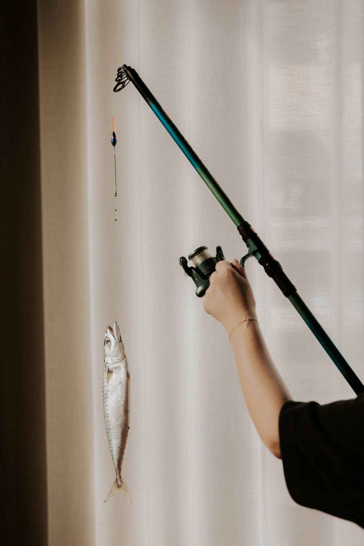 Het serveren van gerechten tijdens de lunch in Gastrobar Vonk, gelegen te Kachtem, Izegem.