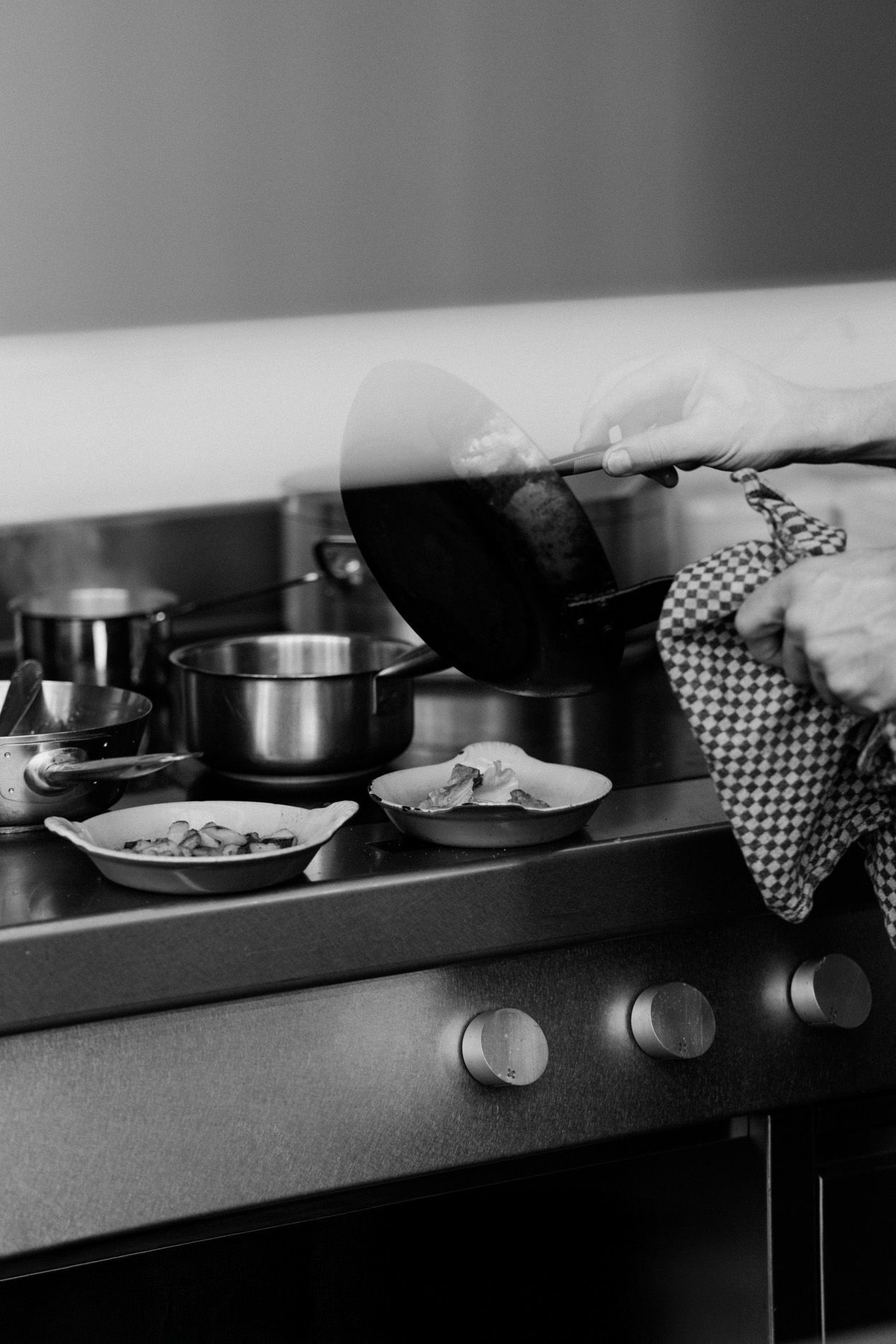 Bereiding van de gerechten in de vuurkeuken.
