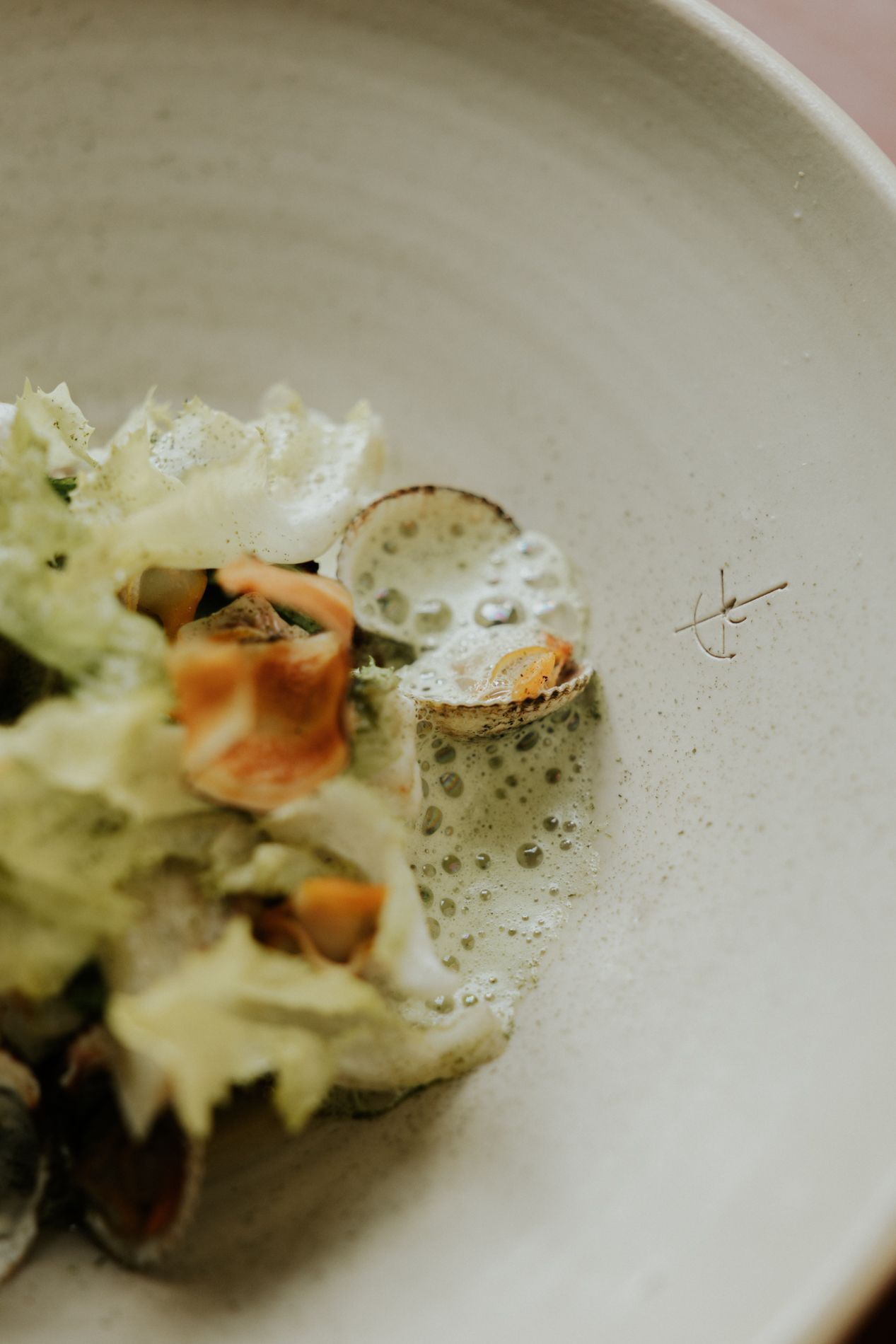 Langoustines op een houten plank. Dit is een product die gebruikt wordt in Vonk Gastrobar, restaurant regio Izegem, Kachten en Roeselare