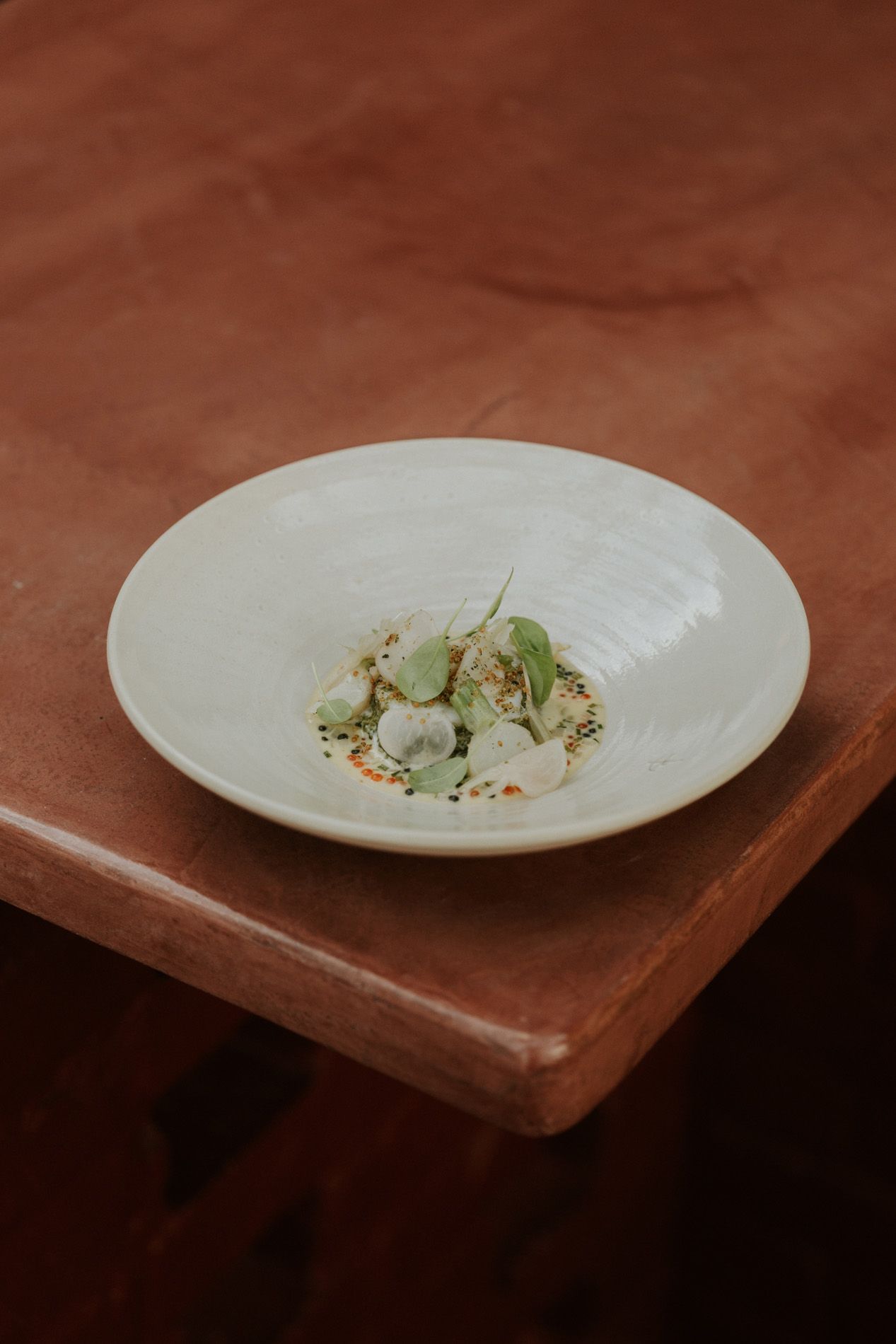 Chef Bart Hoornaert die aan het werken is in de vuurkeuken.