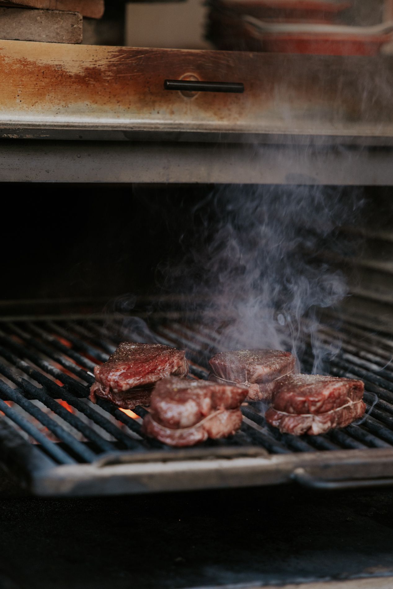 Filet Pur worden op een grill gebakken waar rook uit komt.