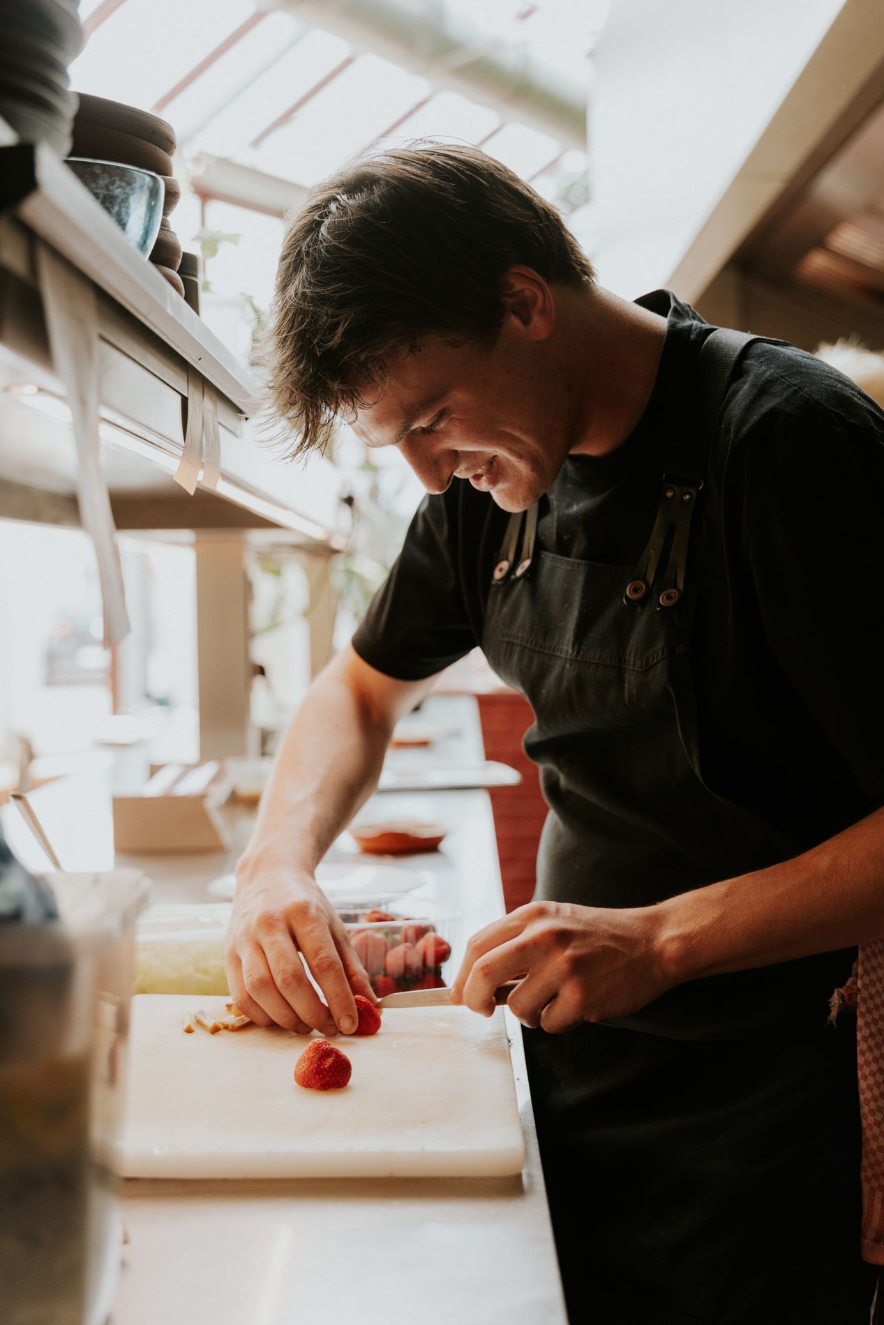 Bereiding van de gerechten in de vuurkeuken.