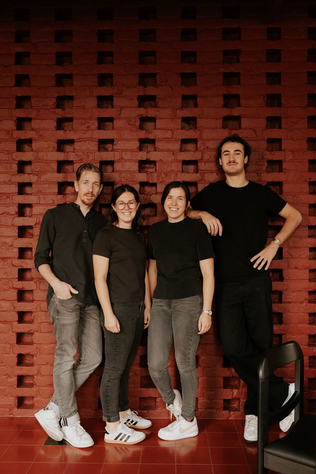 Het serveren van gerechten tijdens de lunch in Gastrobar Vonk, gelegen te Kachtem, Izegem.