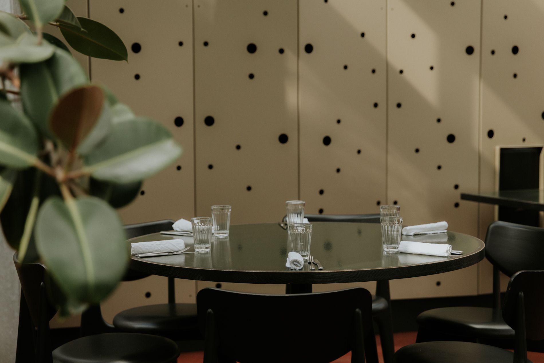 Maître Frédéric Slock die crêpe suzette aan het bereiden is.