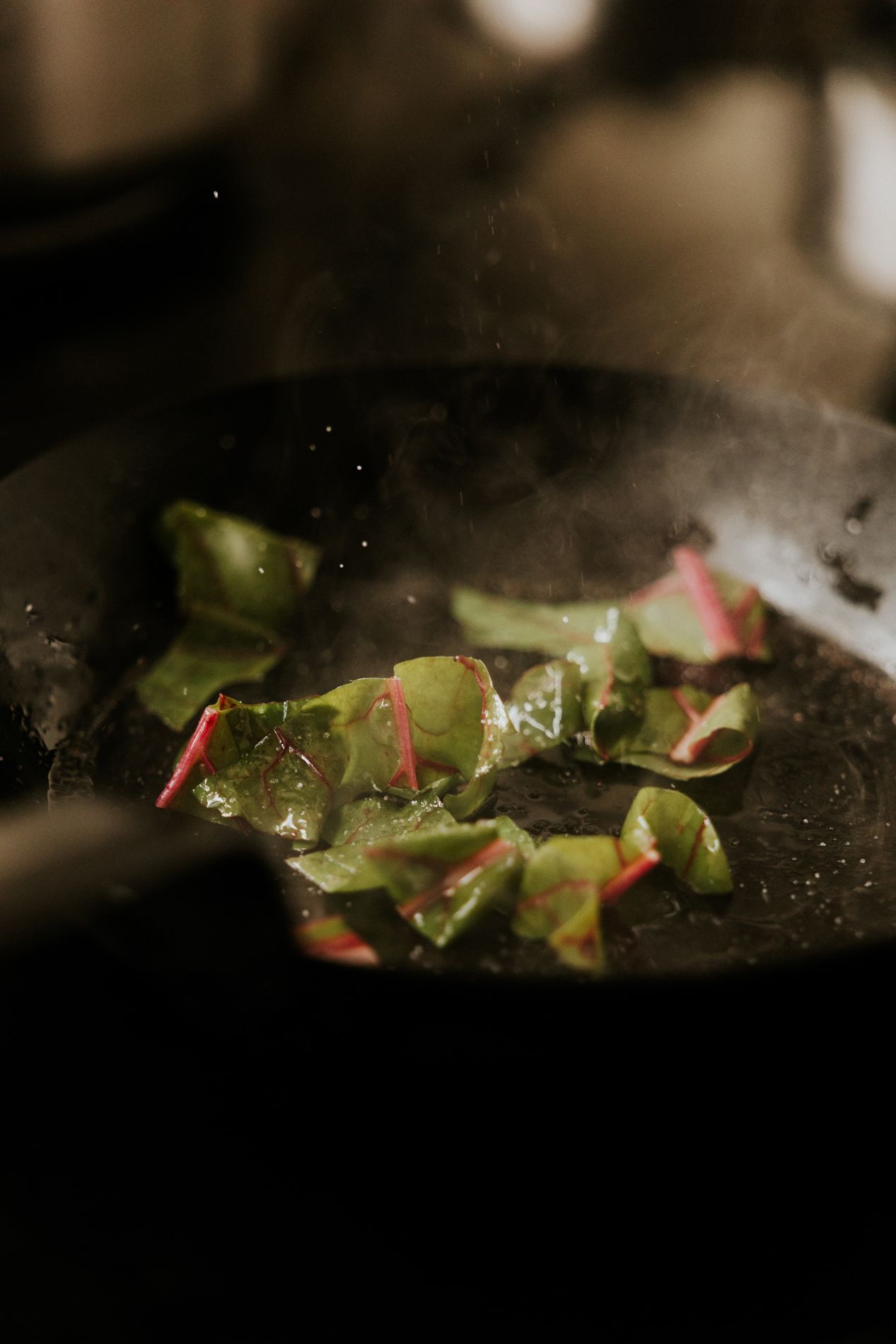 Een persoon houdt een glas rode wijn vast.