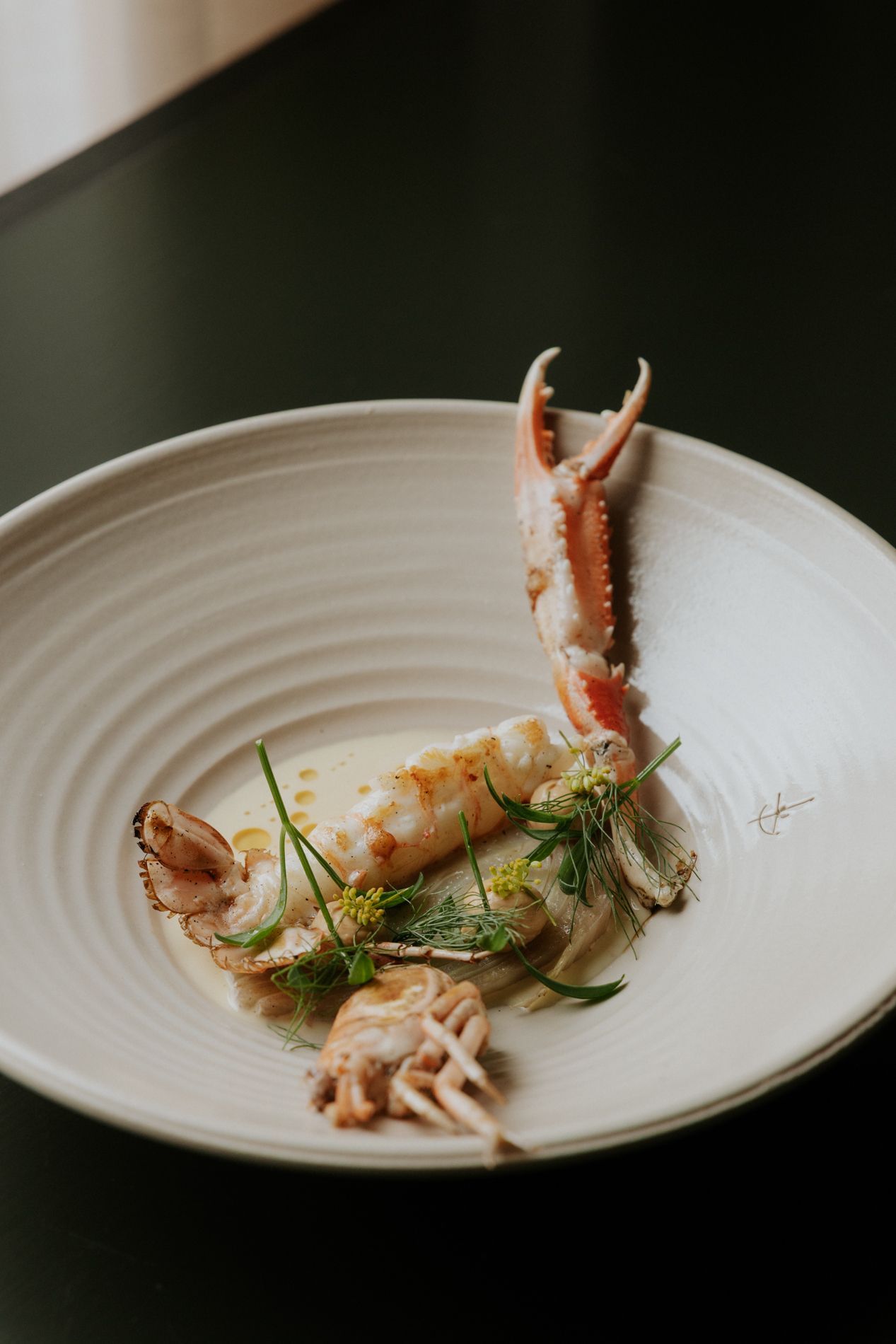 Een typisch wintergerecht geserveerd door een van de werknemers.