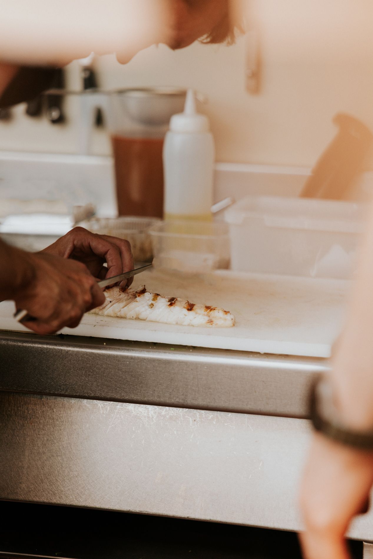 Langoustines op een houten plank. Dit is een product die gebruikt wordt in Vonk Gastrobar, restaurant regio Izegem, Kachten en Roeselare