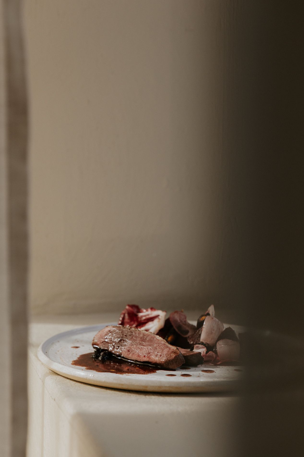 Chef Bart Hoornaert die aan het werken is in de vuurkeuken.