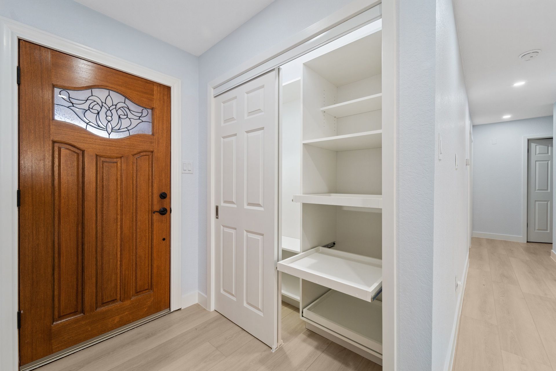 closet with pull out shelving