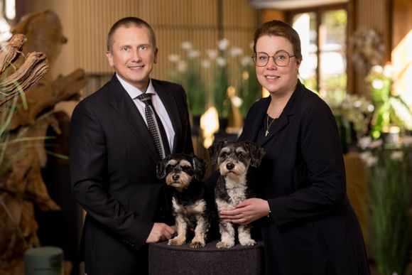 Bestatterfamilie Pinnow aus Remscheid in schwarzer Kleidung: Daniel Pinnow-Rehfeld, Myla, Chewie und Rebecca Pinnow 