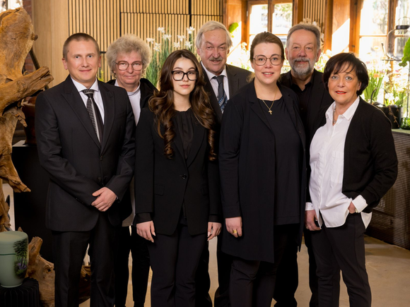 Team vom Bestattungshaus Alfred Roth im Remscheid von links nach rechts: Daniel Pinnow-Rehfeld, Ina Bornewasser, Anna Pinnow, Peter Bornewasser, Rebecca Pinnow, Heinz Leis, Barbara Pinnow