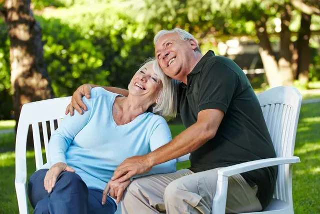 Ehepaar informiert sich über Bestattungsvorsorge in Remscheid