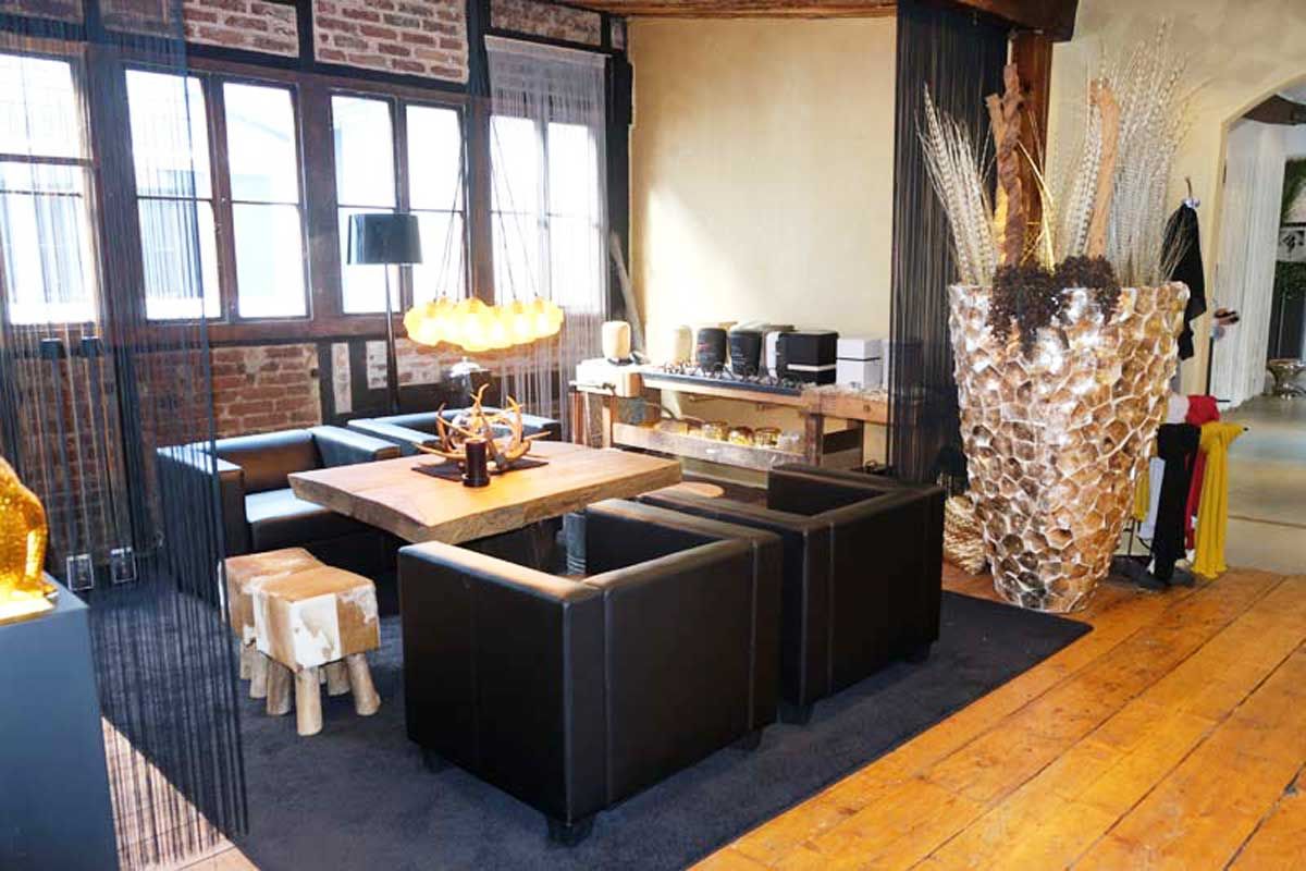 Ein Wohnzimmer mit vielen Möbeln und einem Tisch