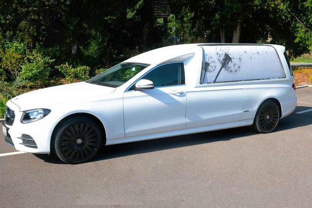 Weißer Leichenwagen für Überführung und Bestattung