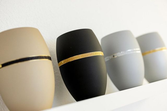 Auswahl an Urnen für die Urnenbeisetzung