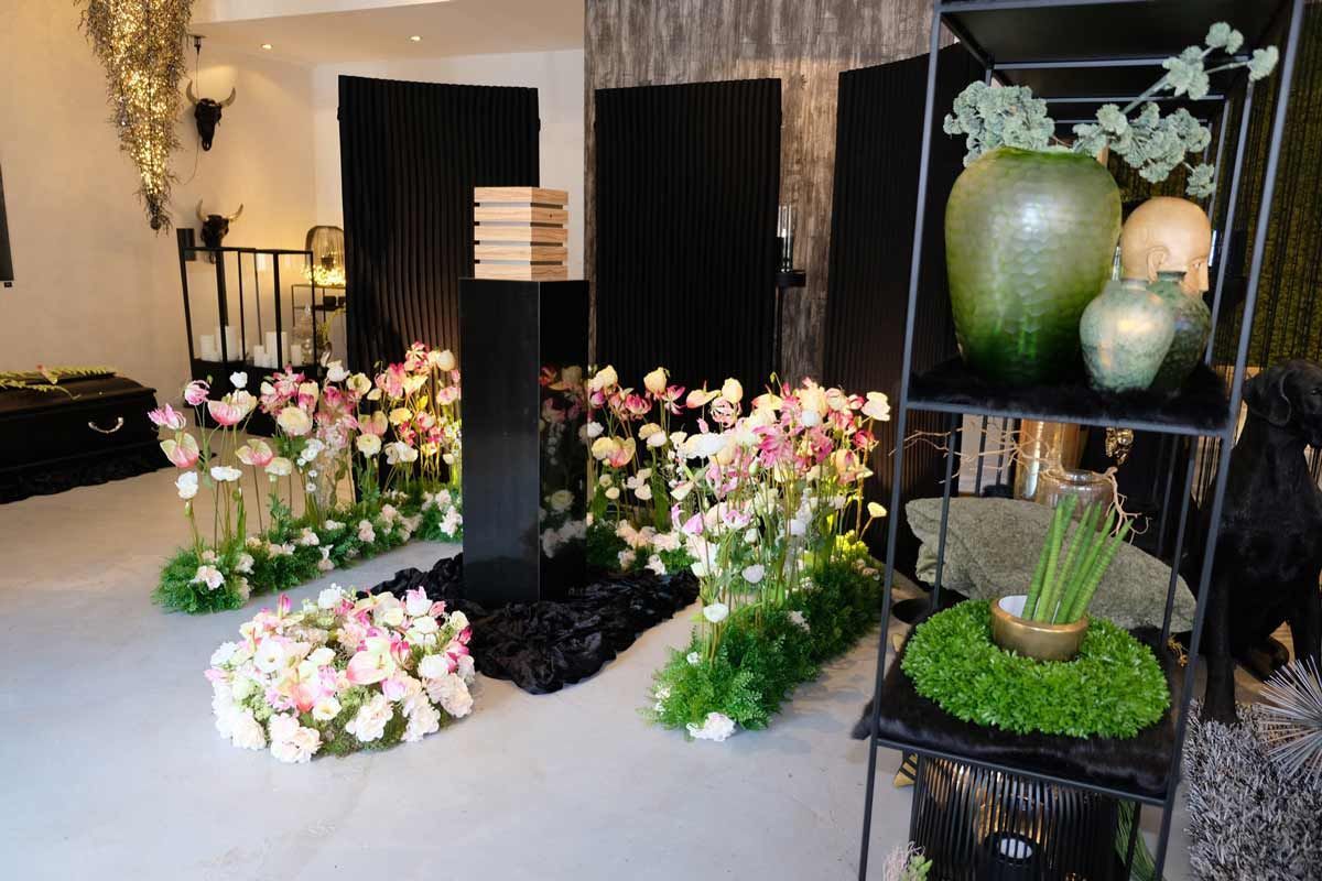 Ein Raum voller Blumen und Vasen