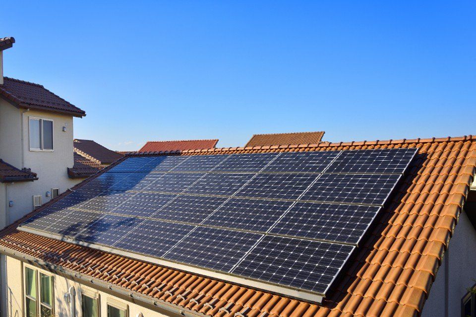 impianti fotovoltaici su un tetto